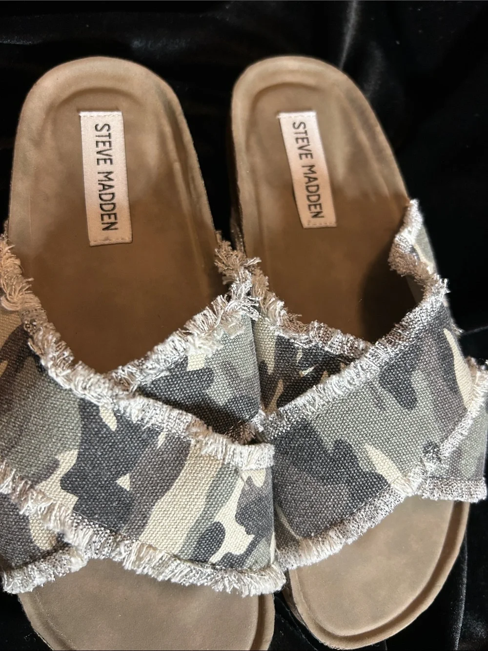 NWOB STEVE MADDEN SLIP ON CAMO SANDALS 5.5